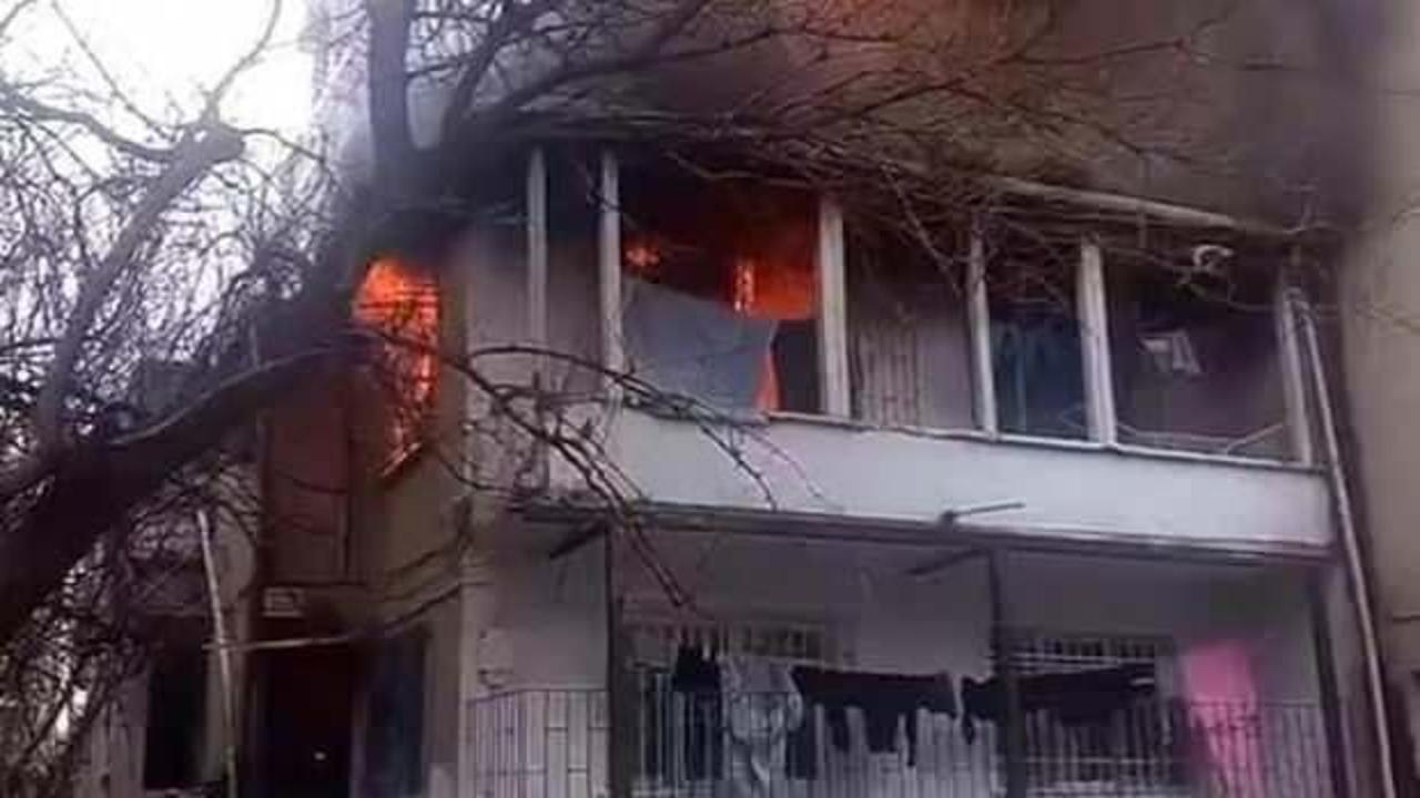 Küçükçekmece'de iki katlı binada yangın: Mahsur kalanlar var