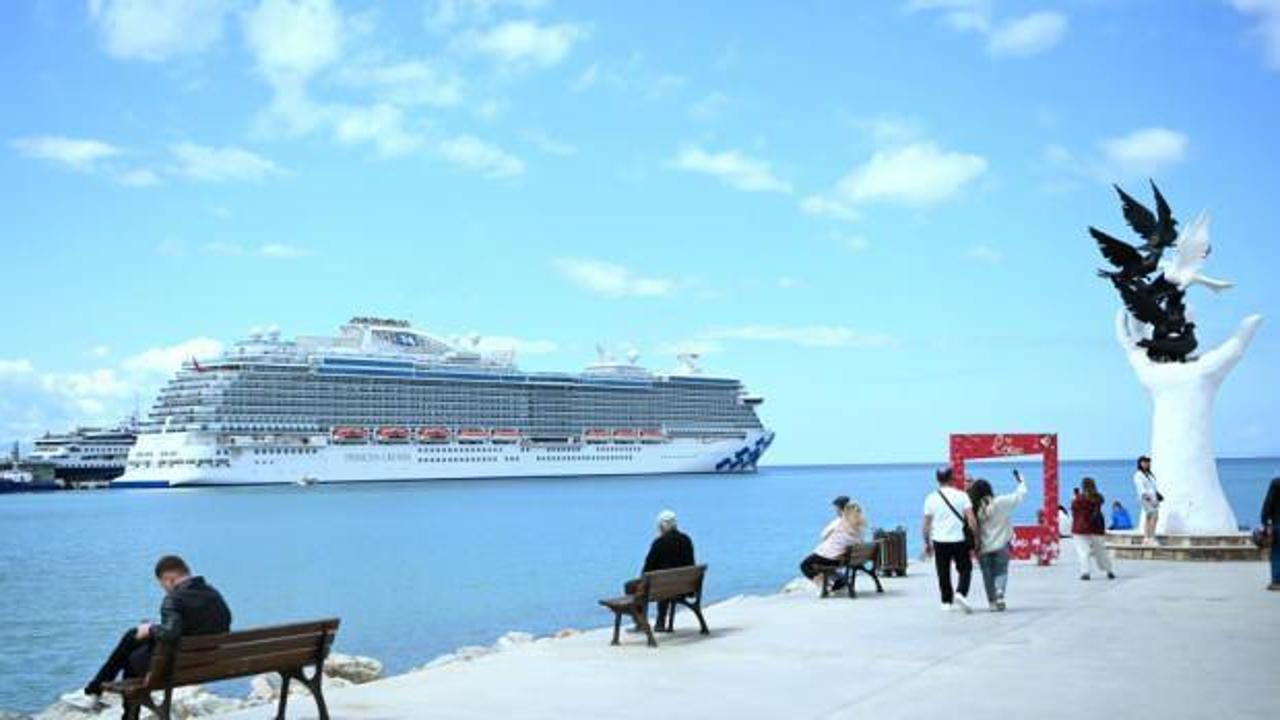 Kuşadası'na ilk seferini yapan kruvaziyer 3 bin 560 turist getirdi