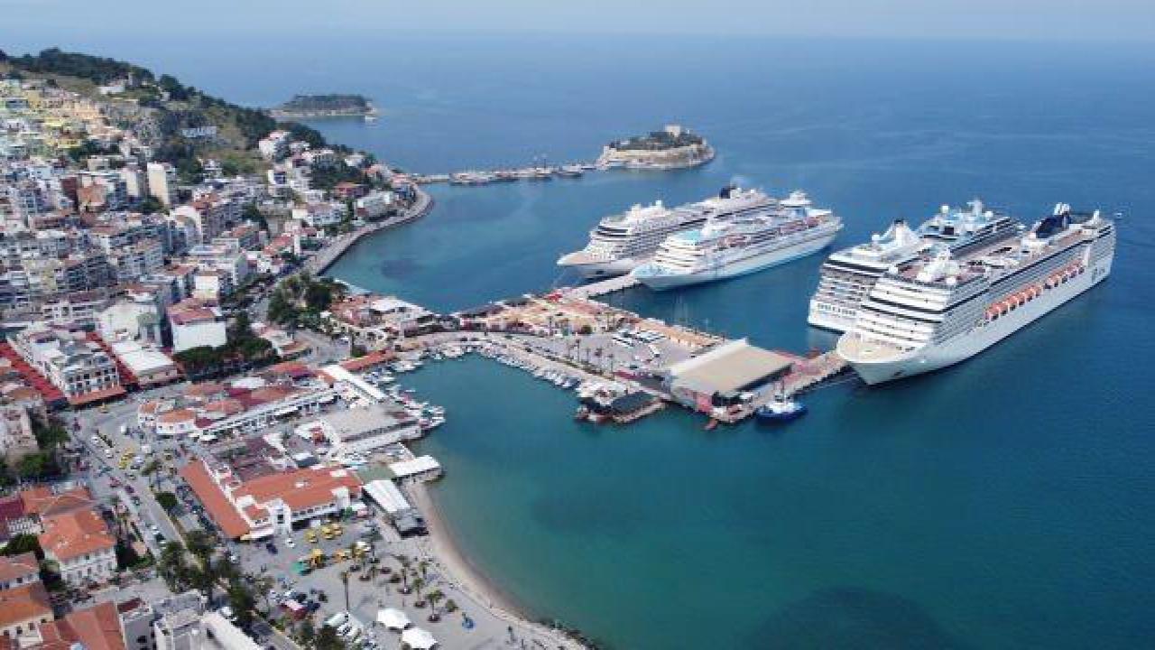 Kuşadası'na kruvaziyerle 4 bin 200 turist geldi
