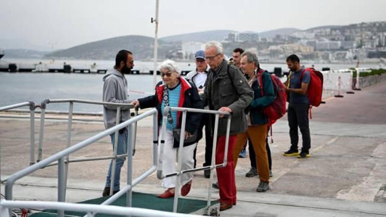 Kuşadası'ndan Sisam Adası'na feribot seferleri başladı