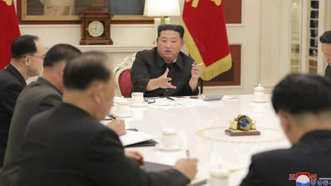 Kuzey Kore lideri Kim Kovid-19 toplantısında sigara içti