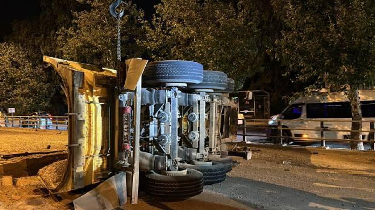 Lastiği patlayan TIR devrildi, yol 3 saat ulaşıma kapandı: 1 yaralı