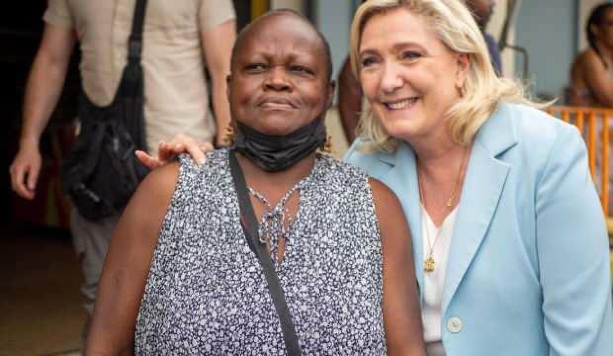 Le Pen'in ırkçılığı dışına vurdu: Siyahi kadına dokunuşu tepki çekti