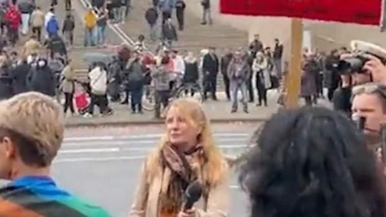 LGBT'lilerden Köln'de ezan protestosu! Cami önünde toplanıp slogan attılar