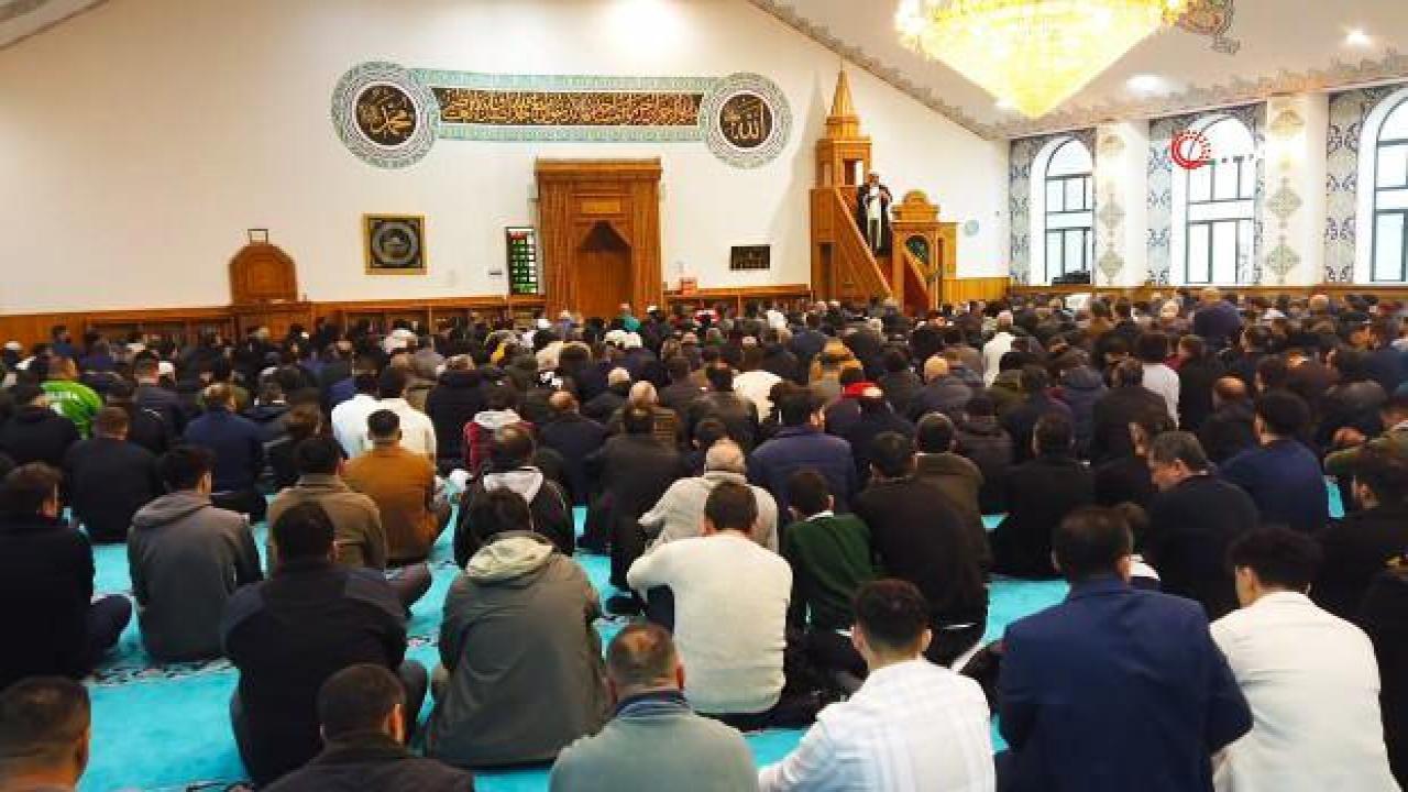 Londra'daki bir camide bayram namazı tam 3 kez kılındı
