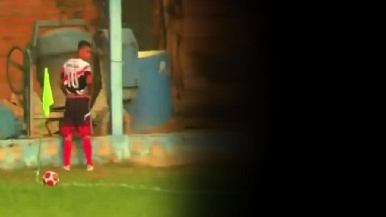 Maç esnasında skandal hareket! Hakem görür görmez oyundan attı