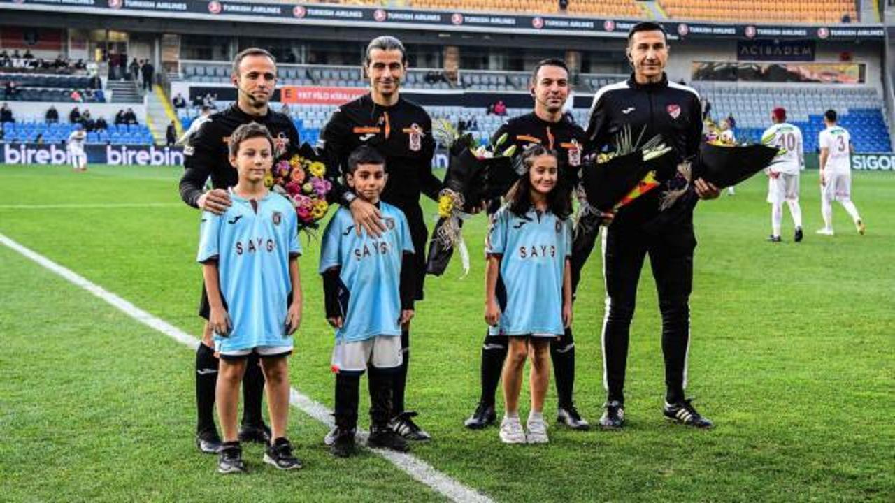 Maç öncesi çocuklardan hakemlere çiçek takdimi