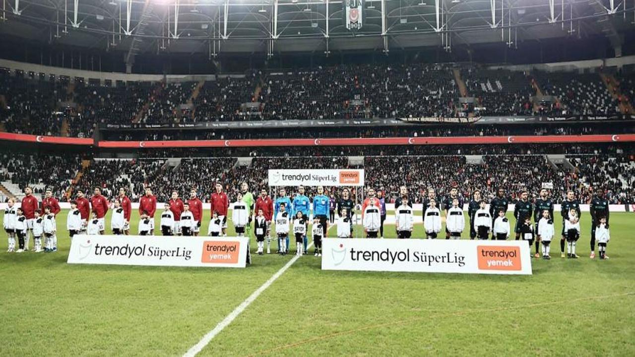 Maç sonu flaş tezahürat! Beşiktaş taraftarlarından yönetime tepki