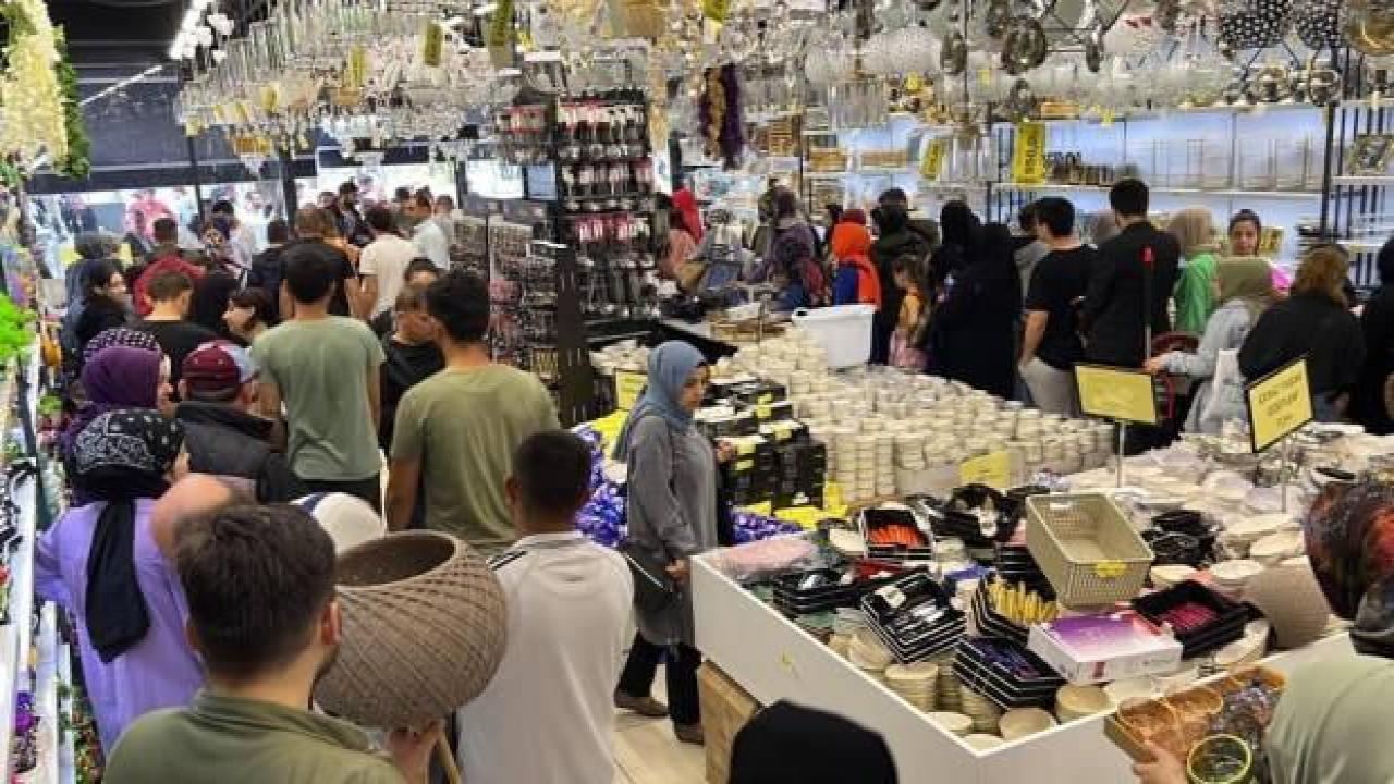 Mağazada indirim izdiham oluşturdu