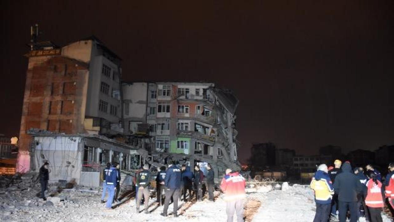 Malatya'da depremlerde ağır hasar gören 5 katlı bina çöktü
