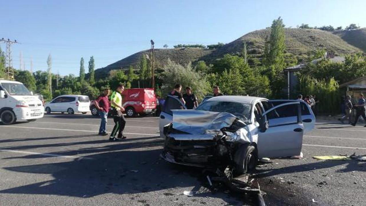 Malatya'da hafif ticari araç ile otomobil çarpıştı: 1 ölü, 5 yaralı