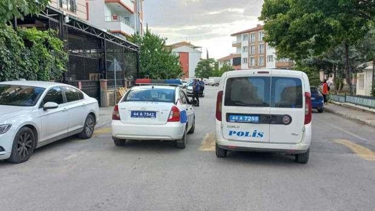 Malatya'da komşuların bıçaklı kavgası: Oğlu öldü, baba yaralı