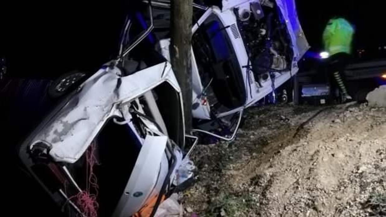Malatya'da otomobil aydınlatma direğine çarptı: 1 ölü, 2 yaralı