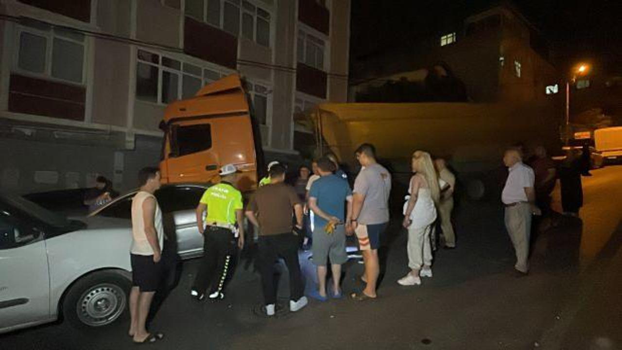 Maltepe'de yokuşta kayan kamyonun çarptığı 6 araçta hasar oluştu