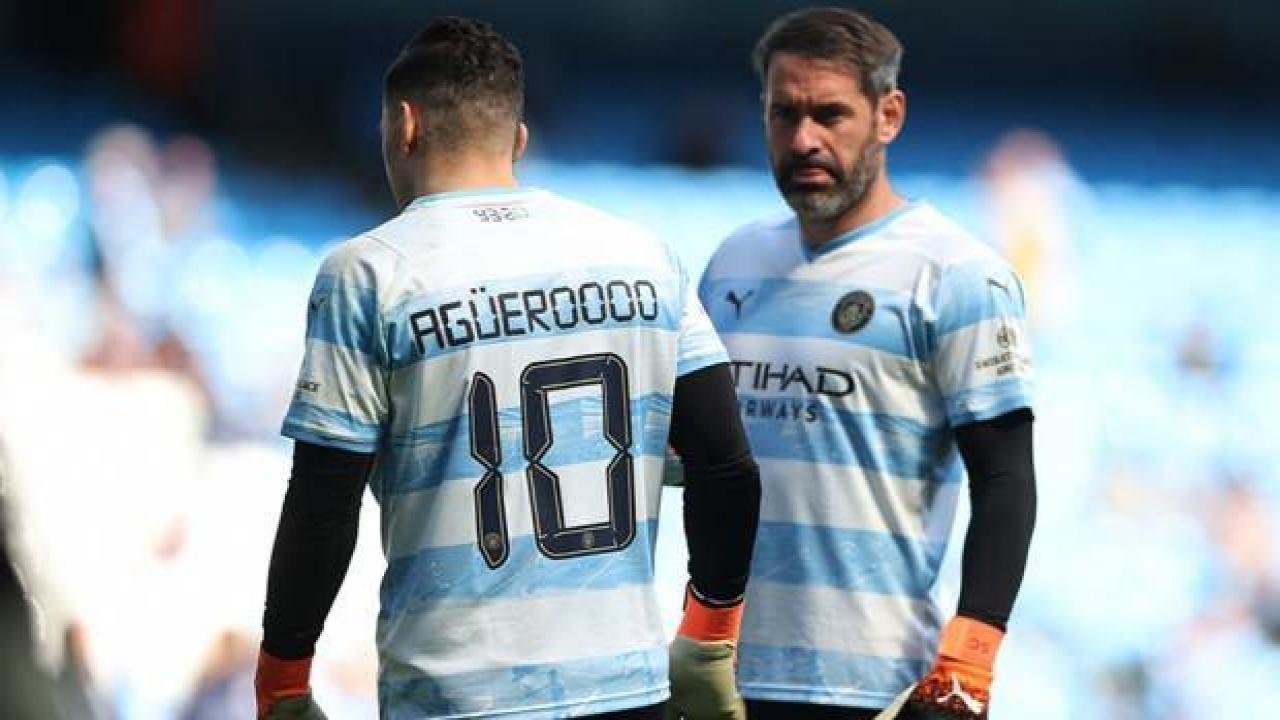 Manchester City'den 44 yıl sonra gelen şampiyonluğa özel tişört