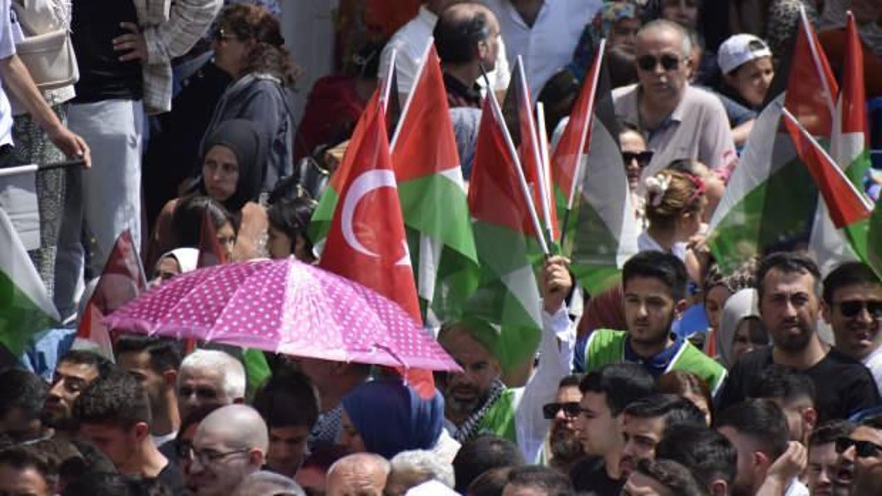 Manisa'da 8 ton mesir macunu halka saçıldı