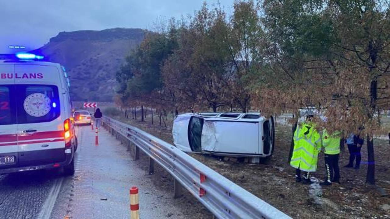 Manisa'da bariyerlere çarpan araç yan yattı