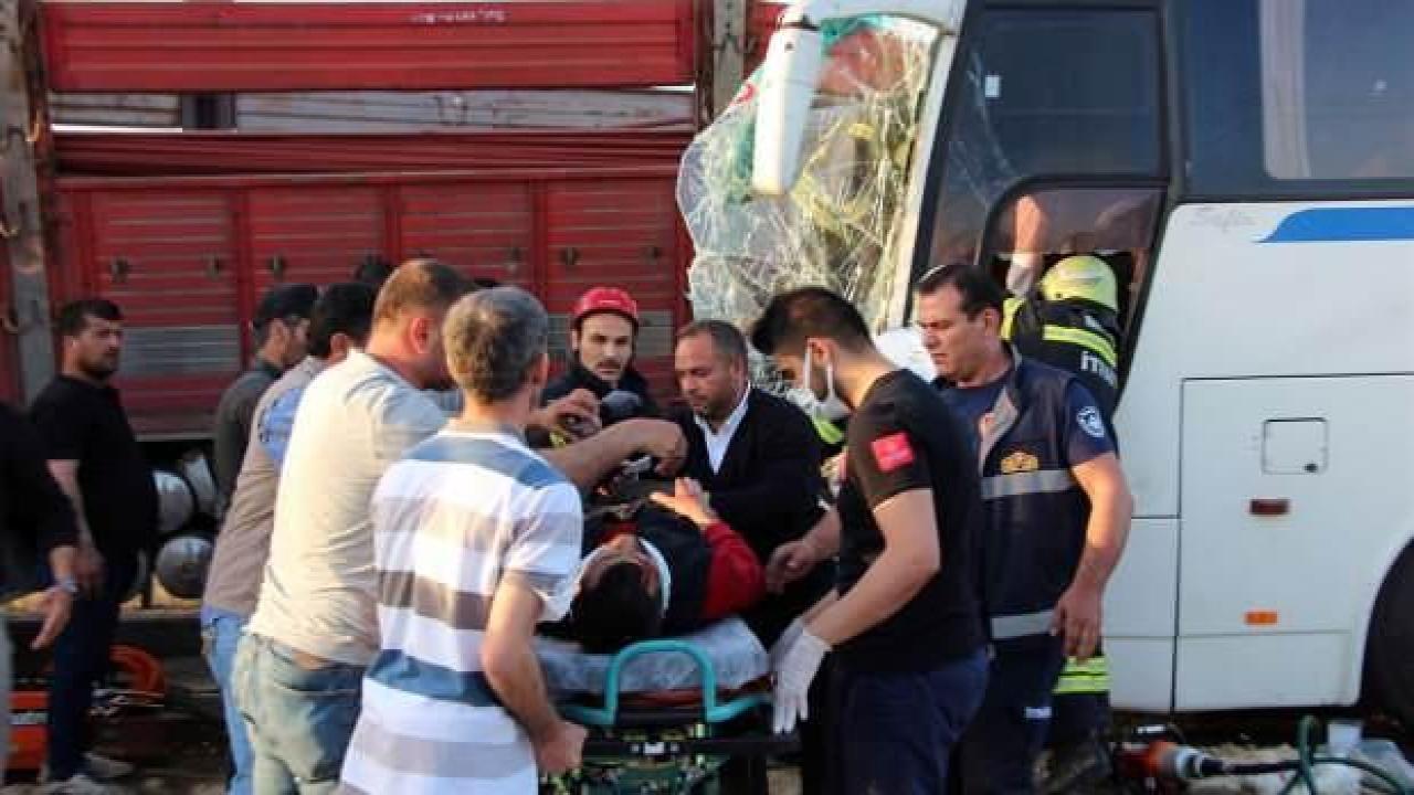 Manisa'da işçi servisi tıra çarptı: Çok sayıda yaralı var