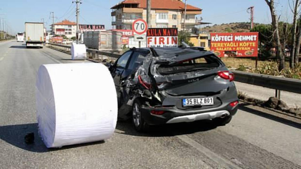 Manisa’da tırdan düşen kağıt bobini otomobile çarptı