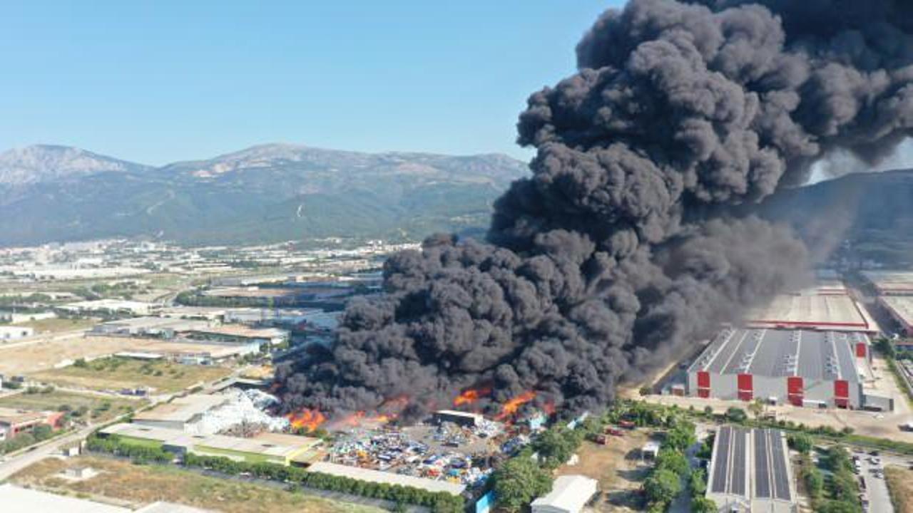 Manisa'daki yangın! Dumanlar İzmir'e ulaştı: Vatandaşlara uyarı yapıldı