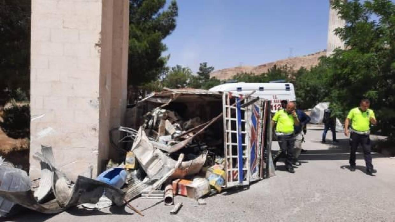 Mardin’de hurda yüklü araç devrildi: 1’i ağır 2 yaralı