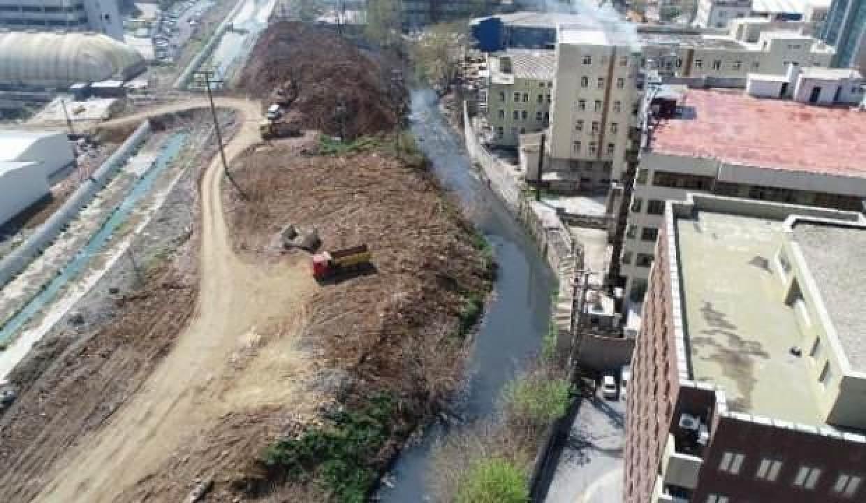 Marmara Denizi'ne dökülen Ayamama deresi mavi ve siyah  akıyor