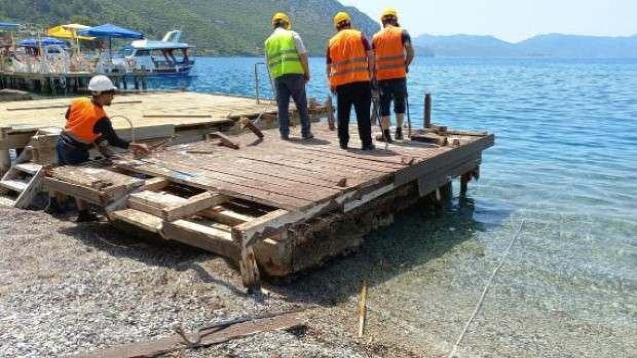 Marmaris'te kaçak iskelelerin yıkımına başlandı