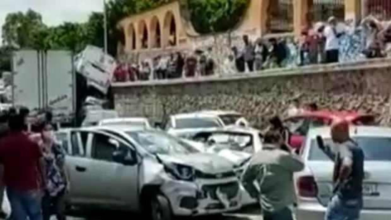 Meksika'da freni patlayan tır 22 aracı ezdi: 44 yaralı