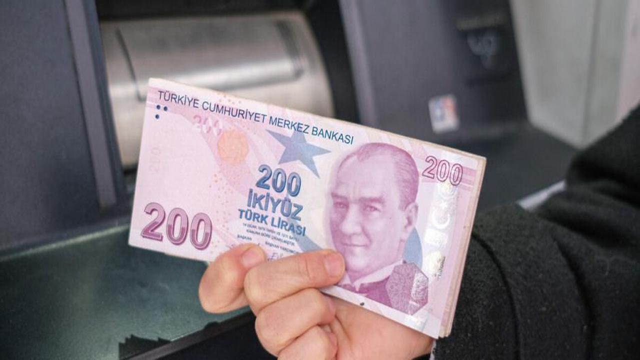 Memur emeklilerinin aylık ve ikramiyeleri hesaplara yatırıldı