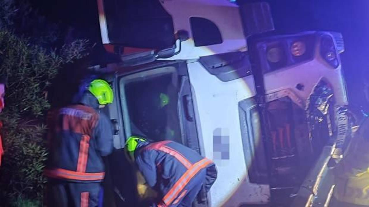Mersin'de feci kaza: Kamyon şarampole uçtu!