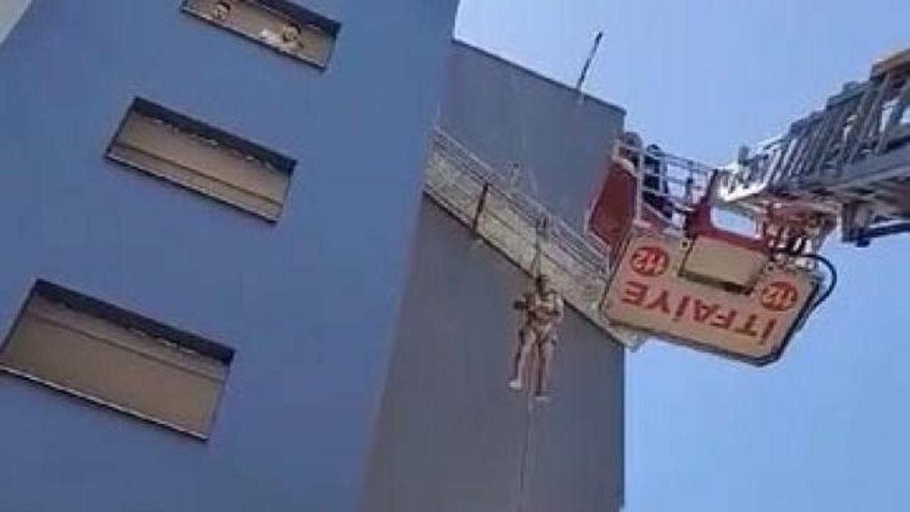 Mersin'de halatı kopan işçi iskelede asılı kaldı!