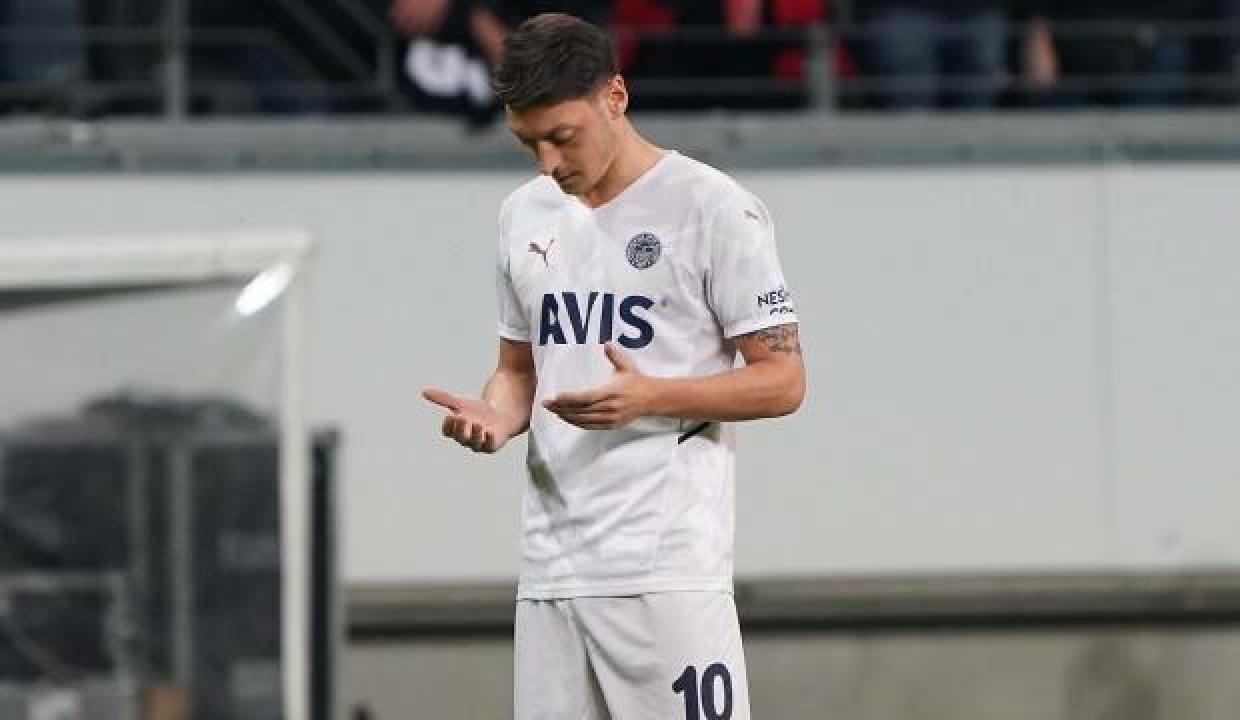 Mesut Özil'den 'Arsenal formalı' cuma paylaşımı!