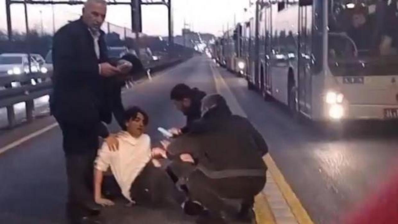 Metrobüs yoluna giren genç kazaya neden oldu: 4 yaralı
