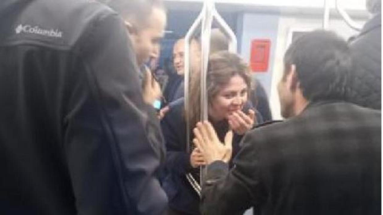 Metroda tutunma direğine kafası sıkışan kadına müdahale