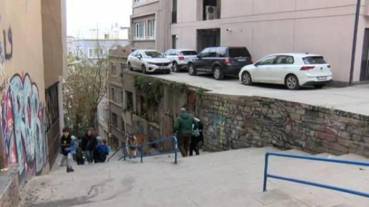 Metruk binanın üstünde korkutan otopark