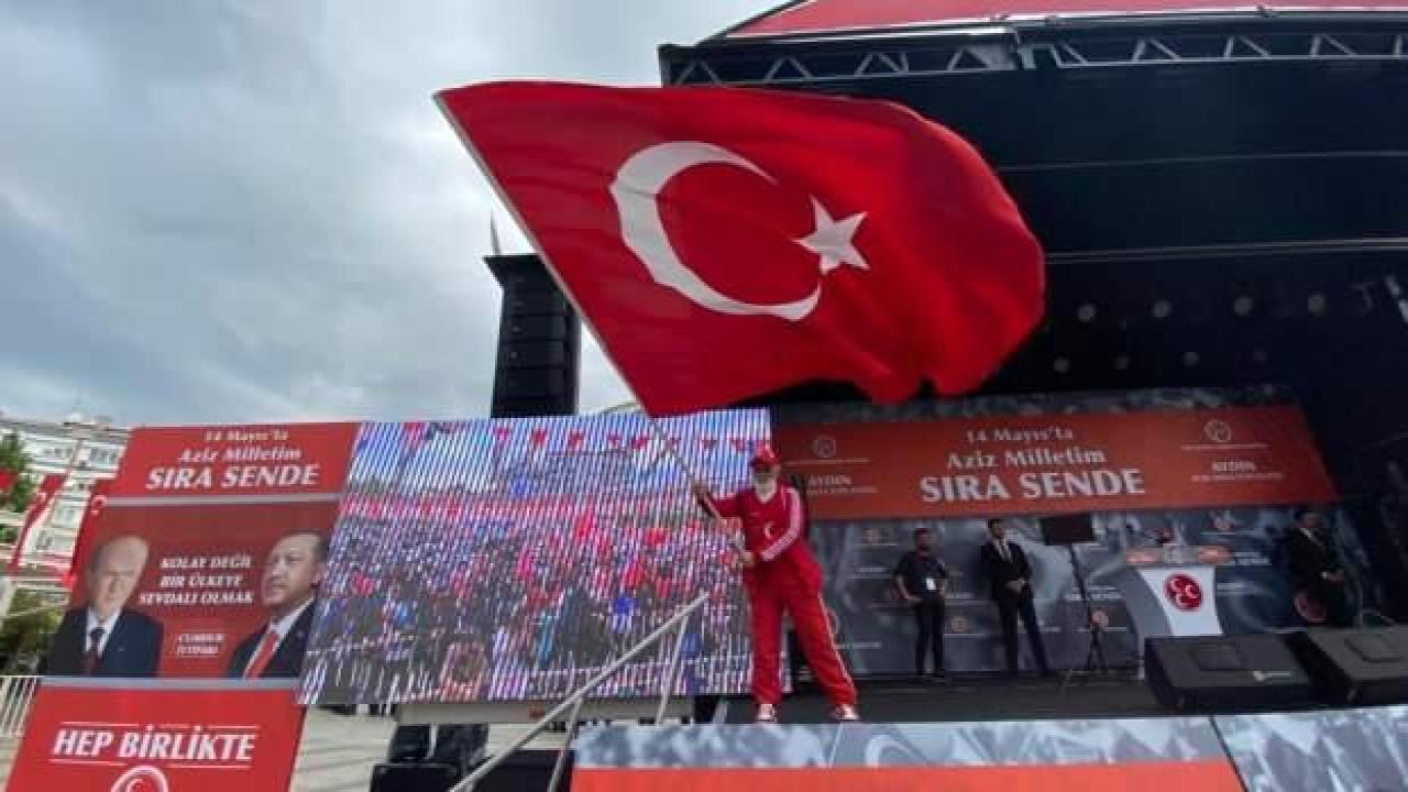 MHP’nin sembol ismi “Bayrak Dede” Aydın’da vatandaşları coşturdu