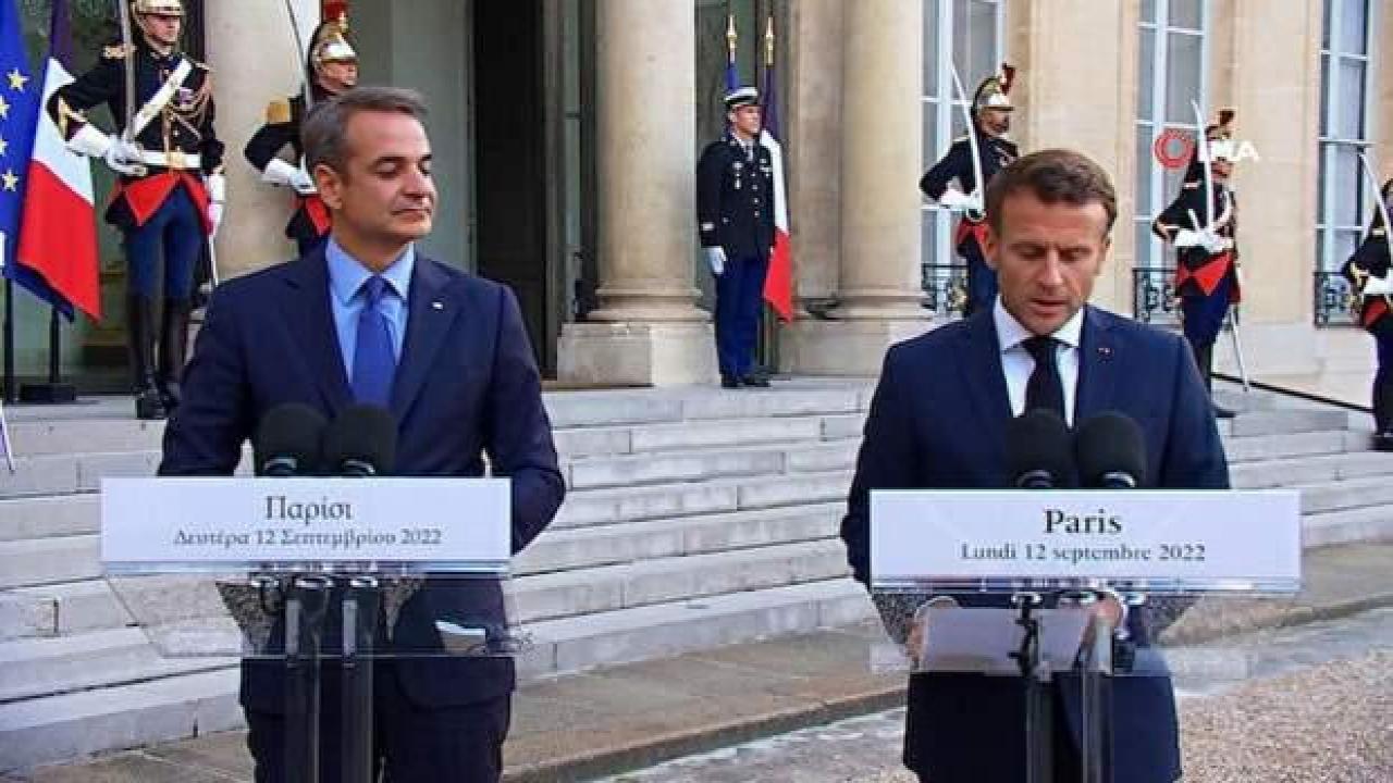 Miçotakis, Macron'un kağıdına bakmaya çalışırken yakalandı