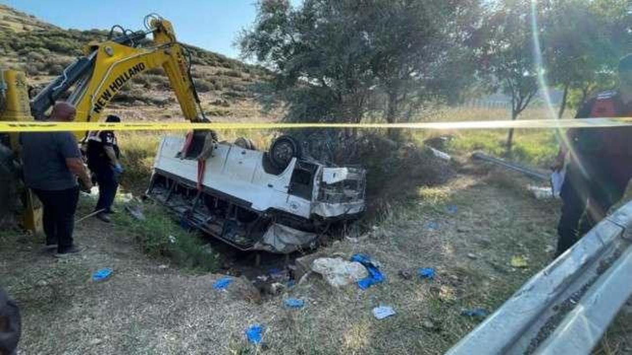 Midibüs ile hafif ticari araç çarpıştı: 1 ölü, 35 yaralı