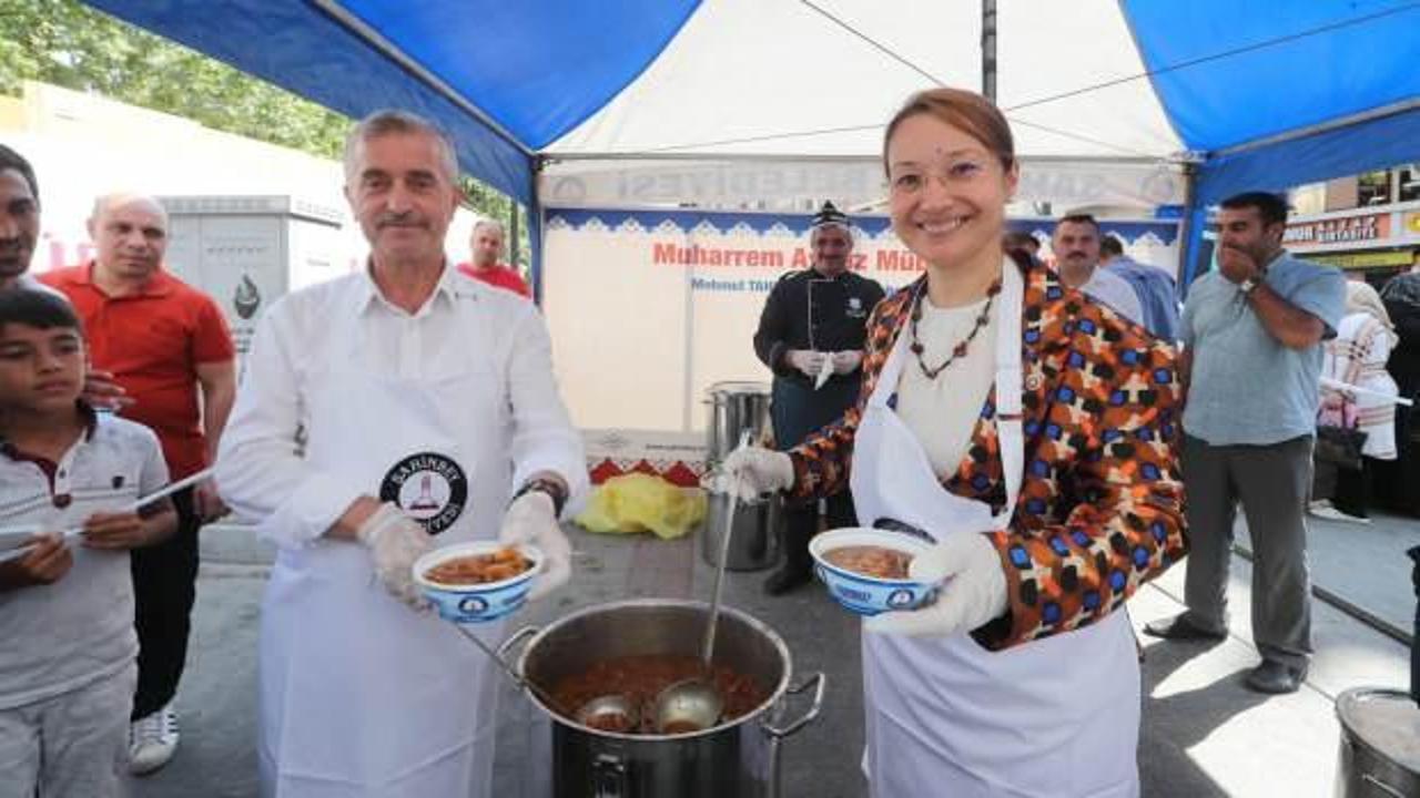 Milletvekili Bakbak ve Başkan Tahmazoğlu vatandaşlara aşure ikram etti