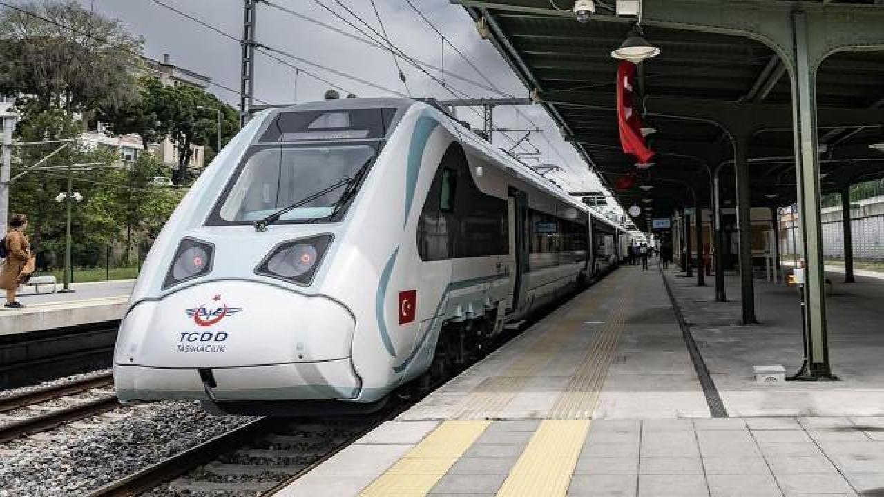 Milli elektrikli tren seti raylarda