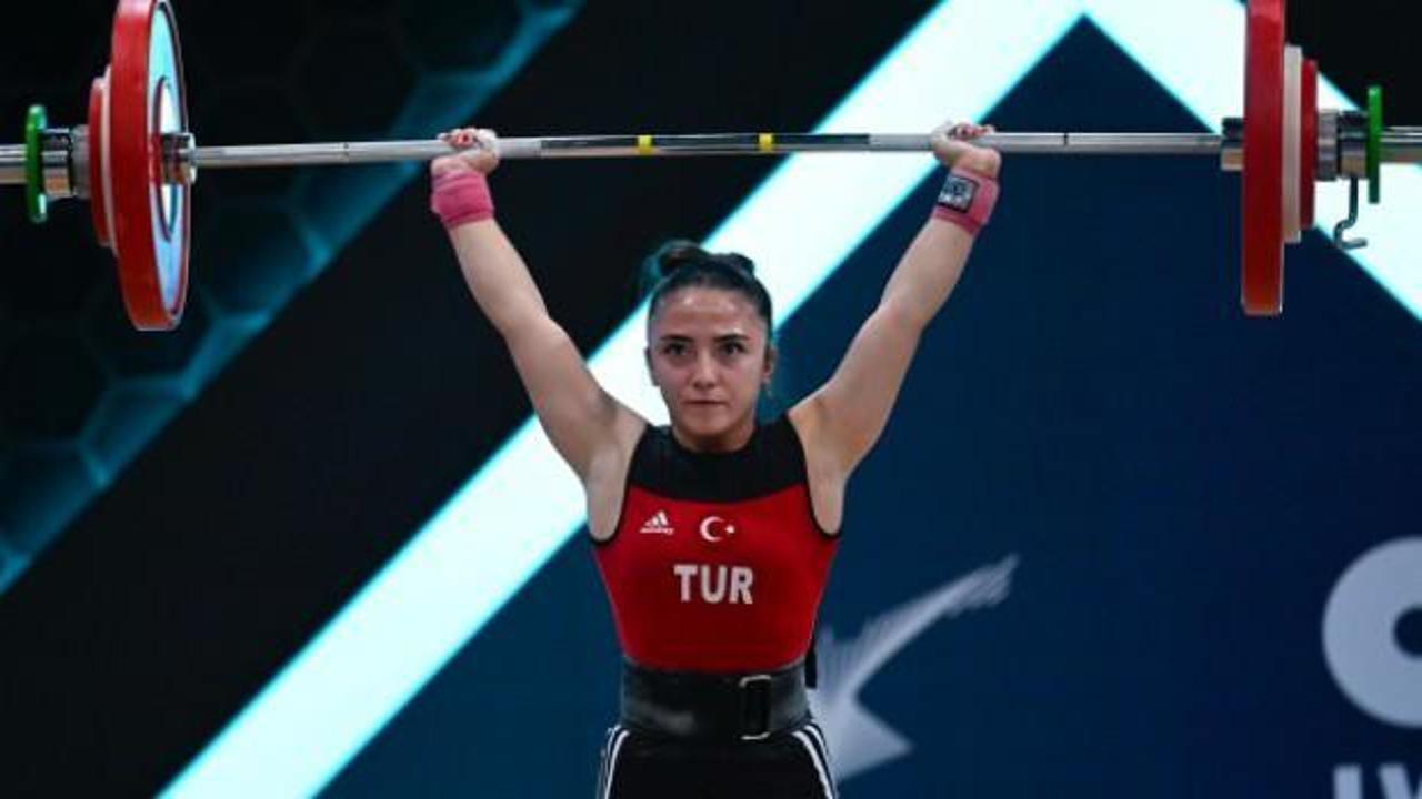 Milli halterci Cansu Bektaş, gençlerde dünya şampiyonu oldu