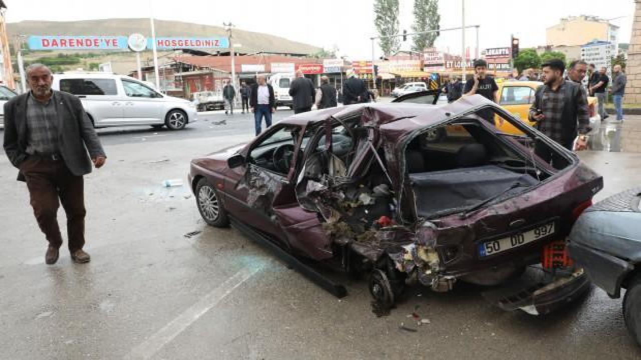 Minibüs kırmızı ışıkta bekleyen otomobillere çarptı: 7 yaralı