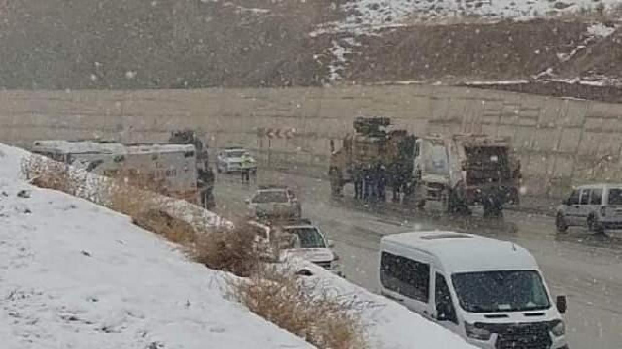 Minibüs sürücüsü 'dur' ihtarına uymayıp kaza yaptı: 2 ölü, 6 yaralı