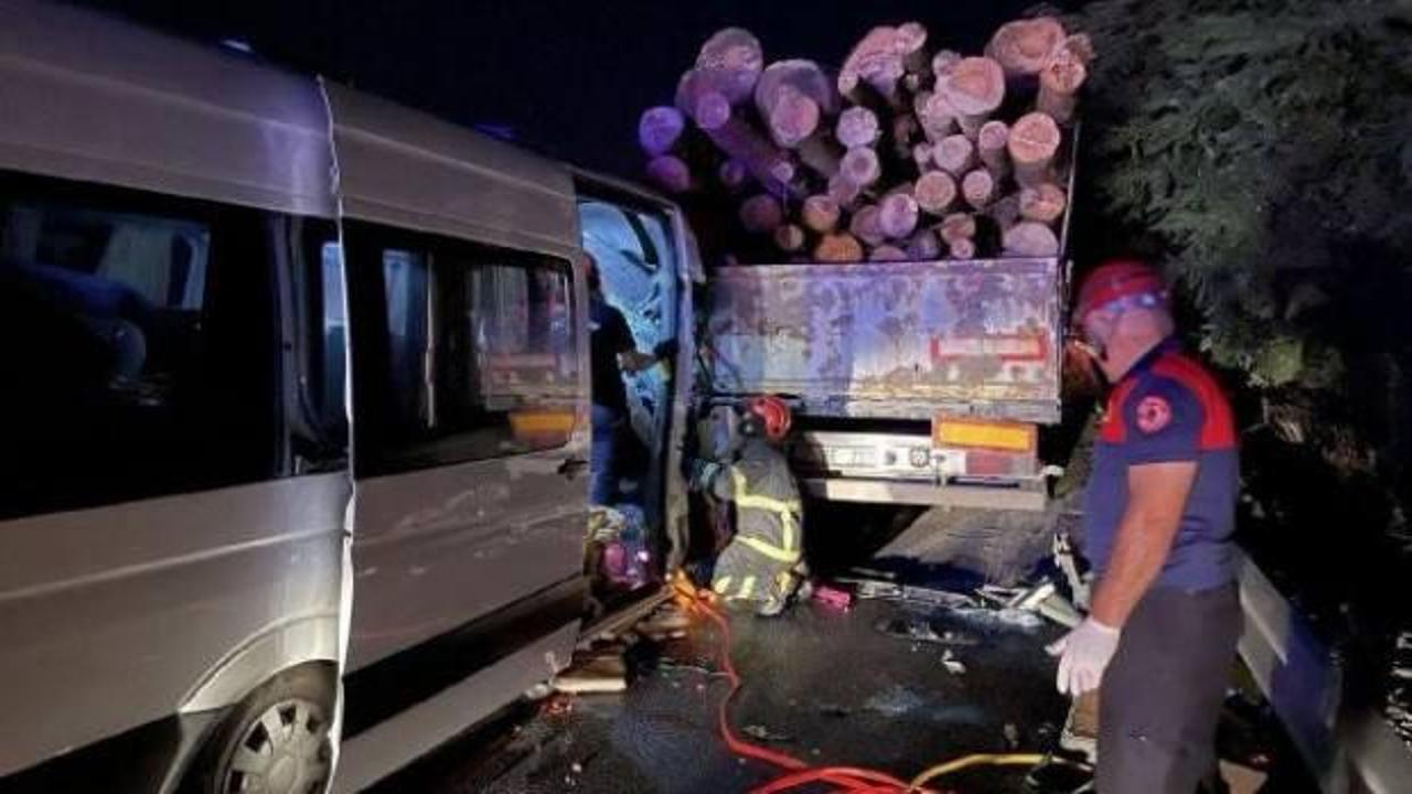 Minibüs, TIR'a çarptı: 1 ölü, 20 yaralı