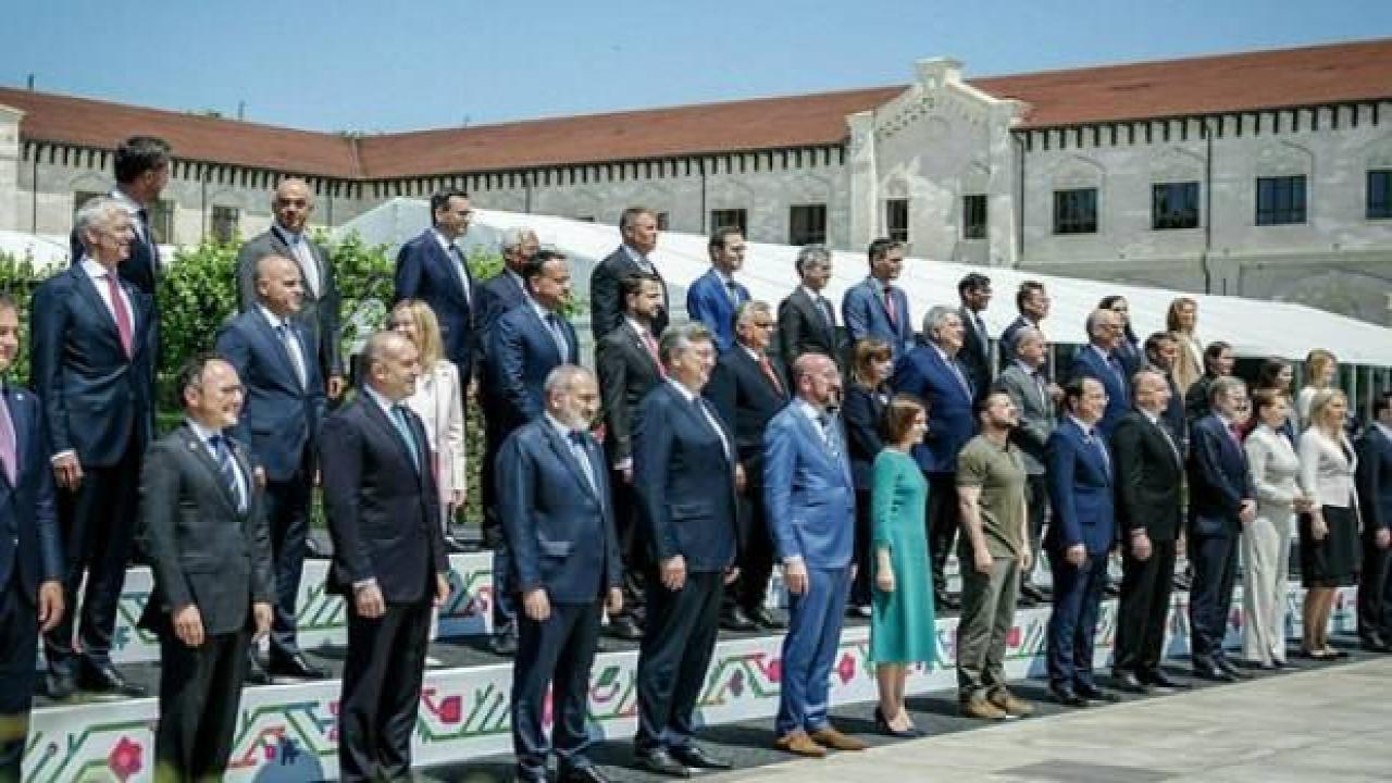 Moldova'da Putin'e karşı gövde gösterisi: Bir tek Erdoğan katılmadı