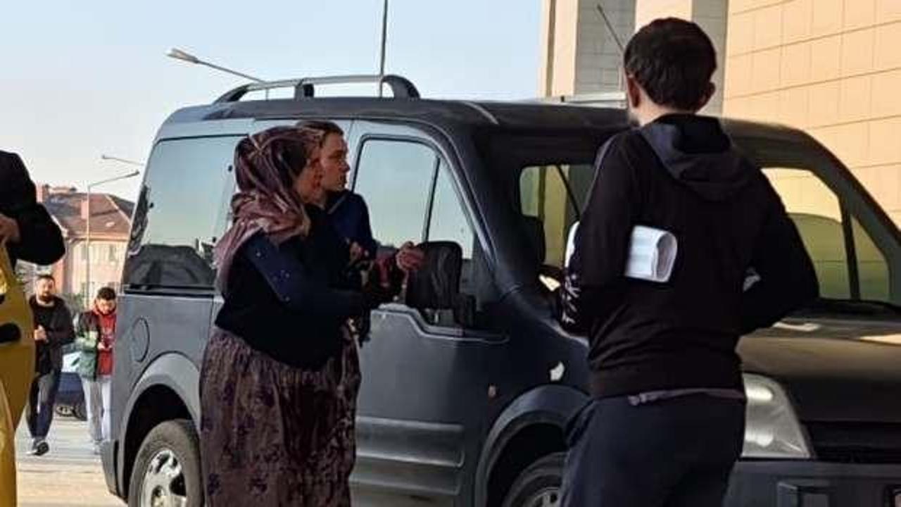 Motorlu testere ile odun keserken eşinin kolunu kesti