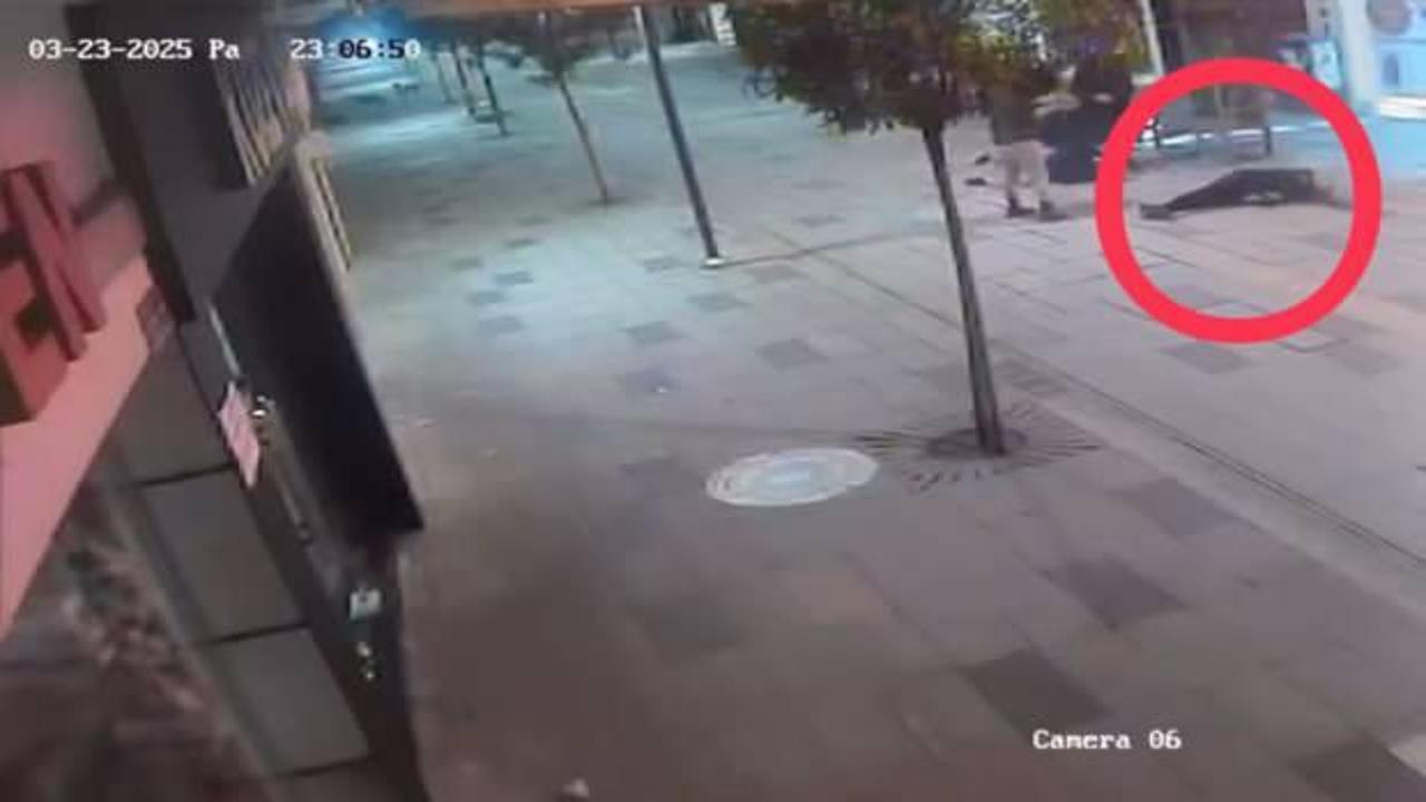 Motosiklet sürücüsü, köpeklerden kaçarken yayaya çarptı: 2 yaralı
