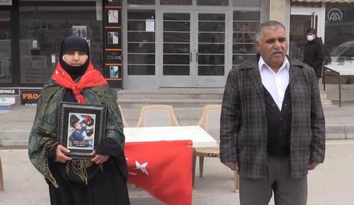 Muş'ta evlat nöbetindeki aileler HDP önündeki eylemini sürdürdü