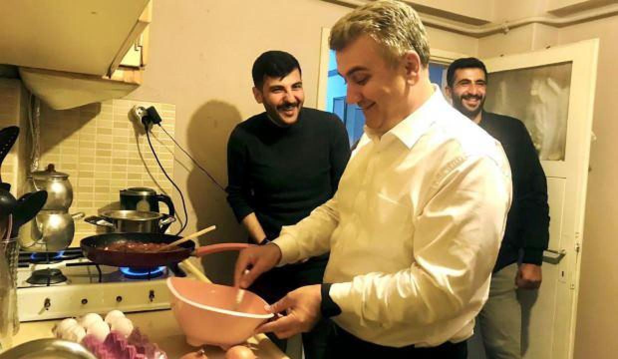 Mustafa Canbey'den gençlere sahur sürprizi