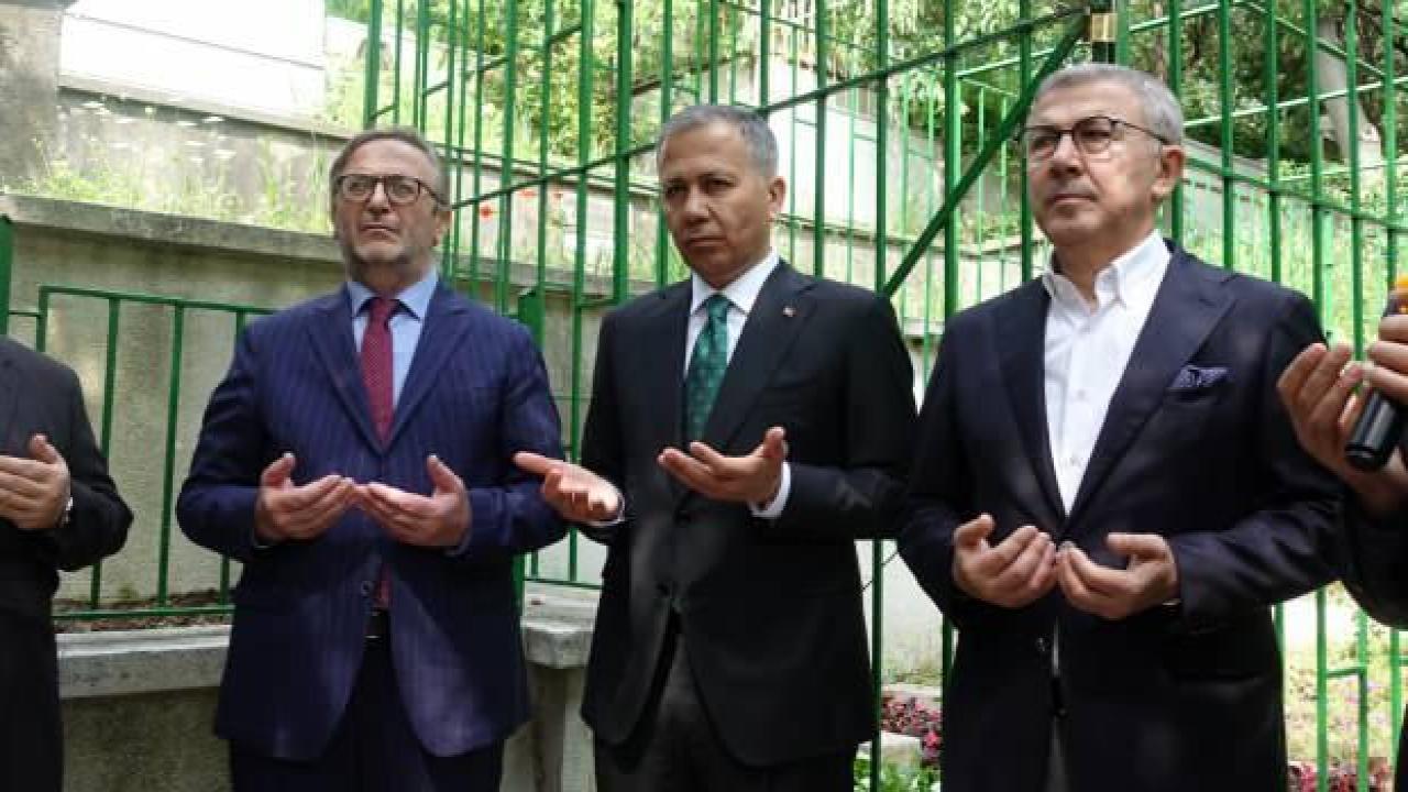 Necip Fazıl Kısakürek vefatının 40. yılında kabri başında anıldı